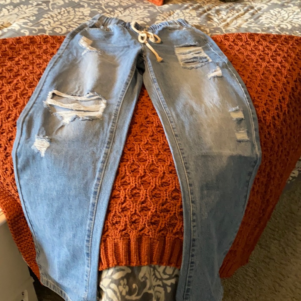 Very cute high waisted baggie torn jeans